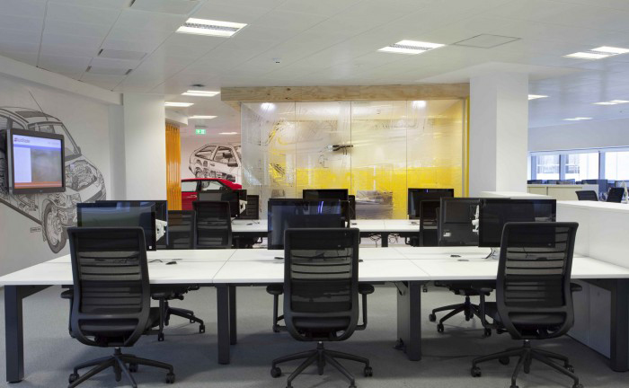 專業(yè)的工裝設(shè)計(jì)師，在南京辦公室裝修前進(jìn)行實(shí)