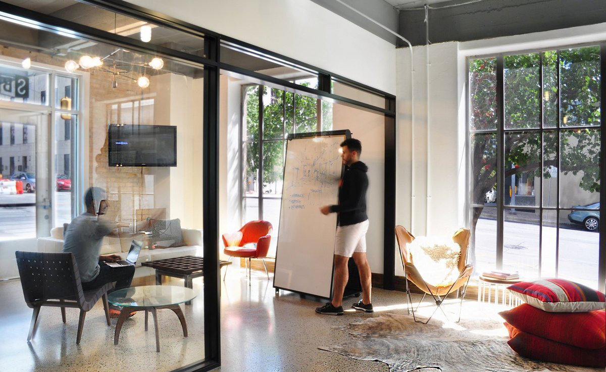 廠房裝修中，防靜電地坪漆工藝流程