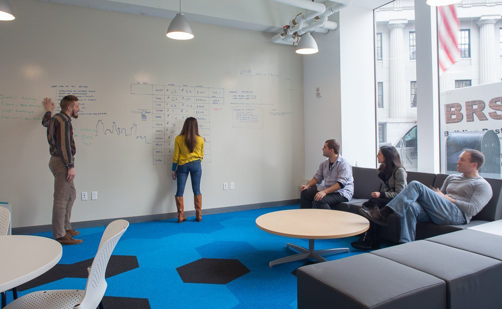 廠房裝修應(yīng)該避免二次裝修，將會造成更大的經(jīng)