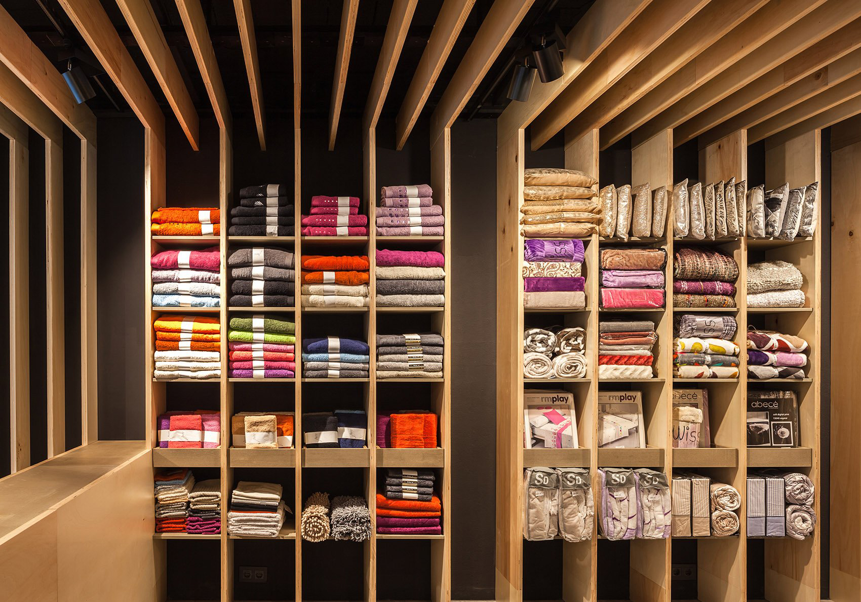 南京店中店設(shè)計(jì)公司 商場男裝店設(shè)計(jì)裝修常識(shí)