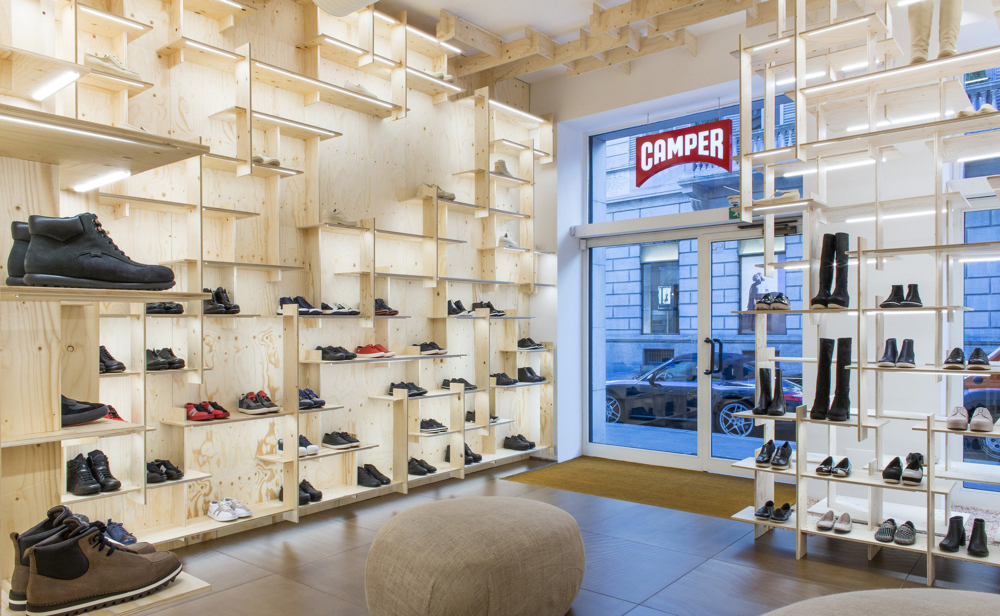 南京男裝店裝修公司 商務(wù)休閑男裝店如何設(shè)計(jì)好