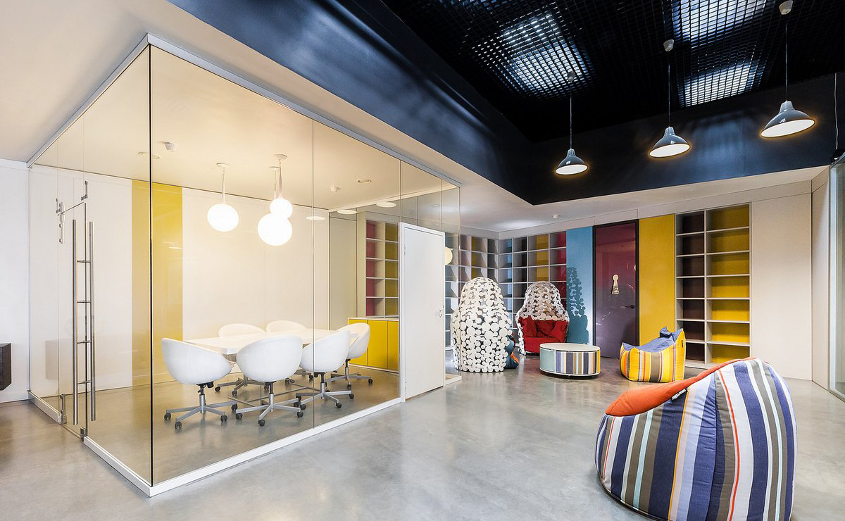 南京專業(yè)服裝店裝修公司 服裝店櫥窗設(shè)計(jì)的要點(diǎn)