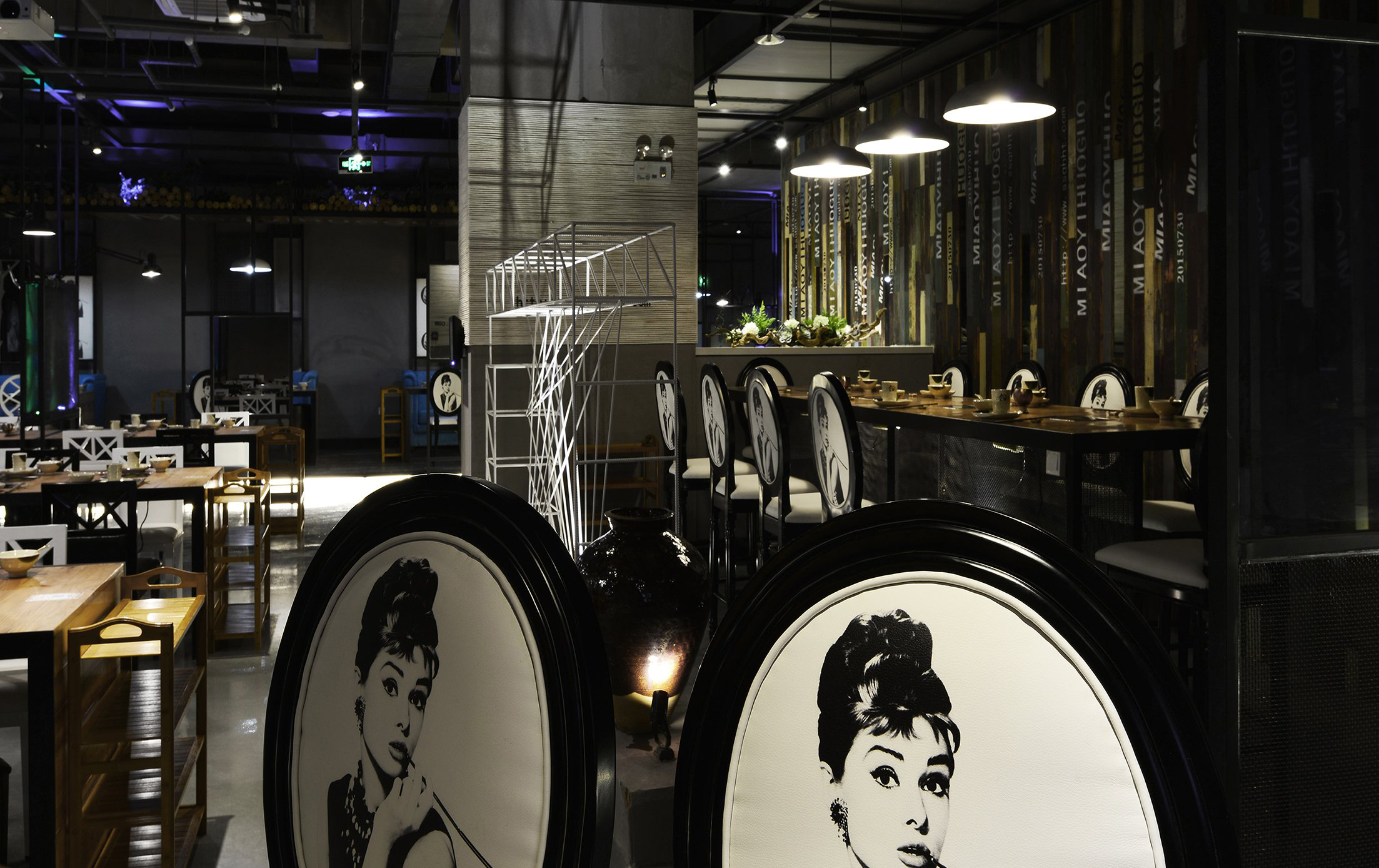 南京飯店裝修公司 復(fù)古餐館如何裝修設(shè)計(jì)效果好