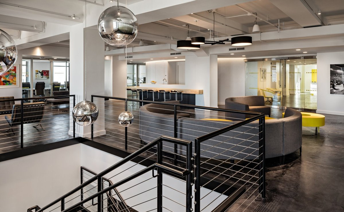 南京辦公室裝修中 復(fù)式辦公室裝修怎樣顯的空間