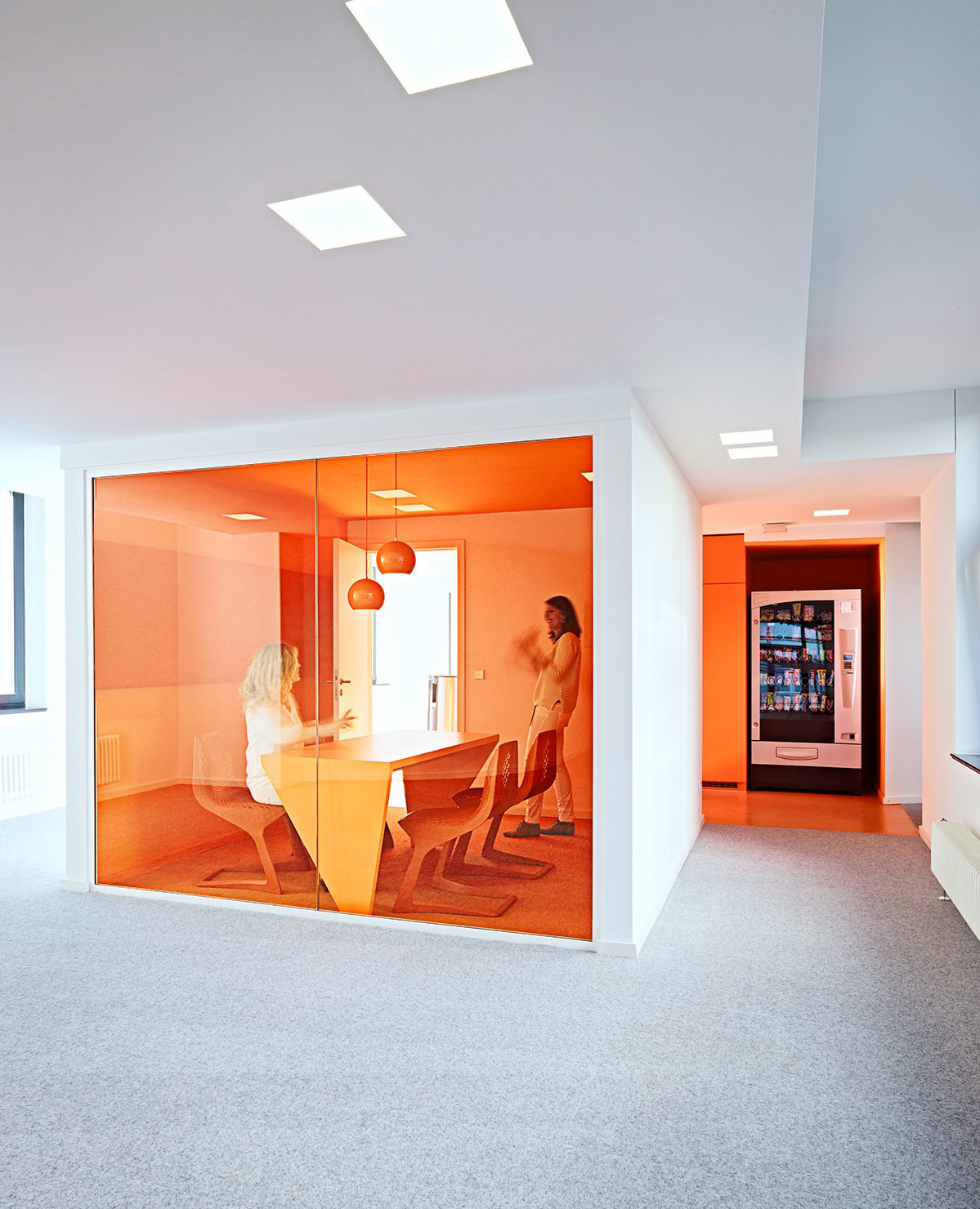 南京裝修設(shè)計(jì)辦公室前臺(tái)尺寸多少比較好？