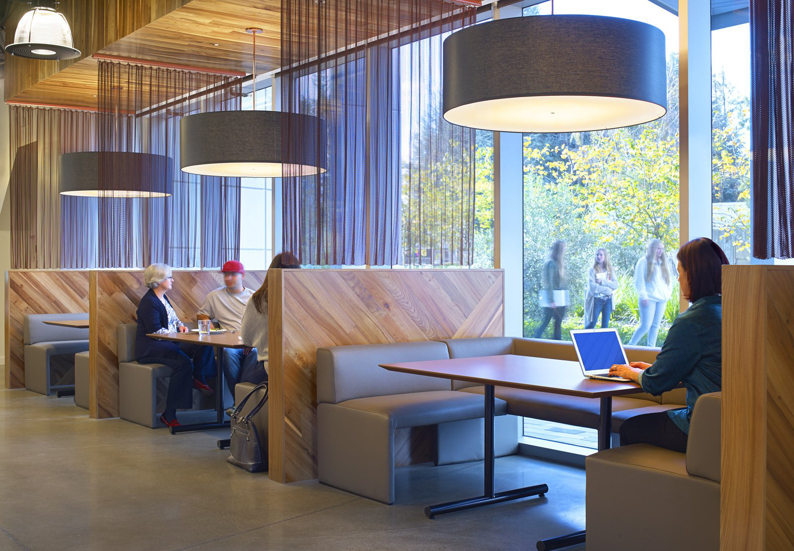 南京辦公裝修公司 仿大理石瓷磚好不好？