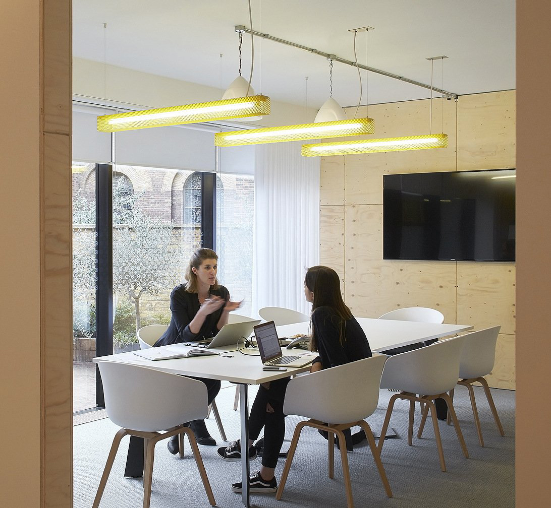 南京裝修公司 辦公桌椅價(jià)格一般多少錢？